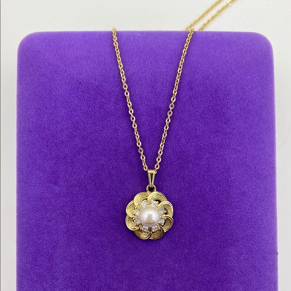 Jewelry - 💛 Elegant Vintage Gold Plated Pearl & Rhinestone Flower Necklace